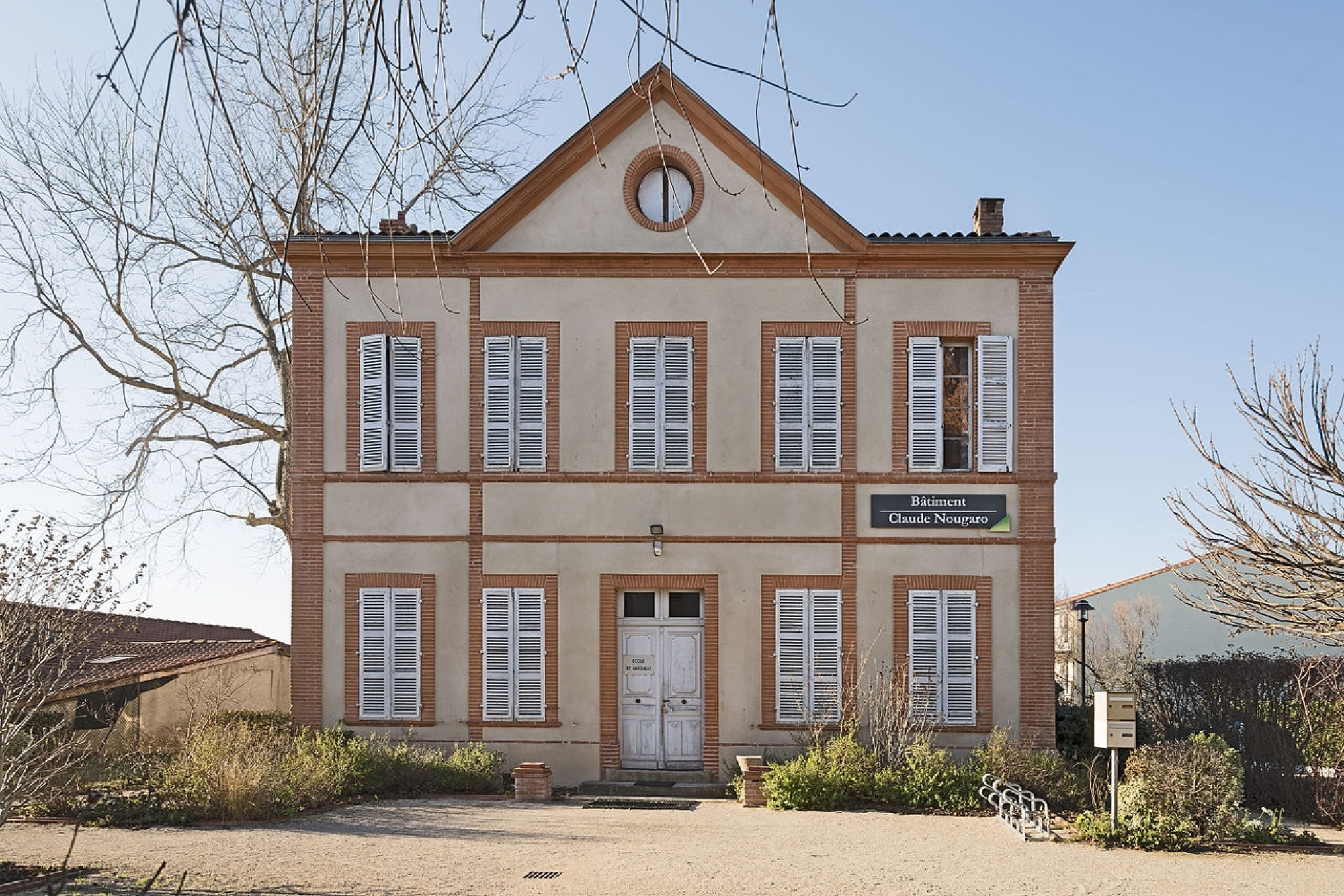 L'ancien presbytère de Labège, transformé en école de musique portant le nom de Claude Nougaro.