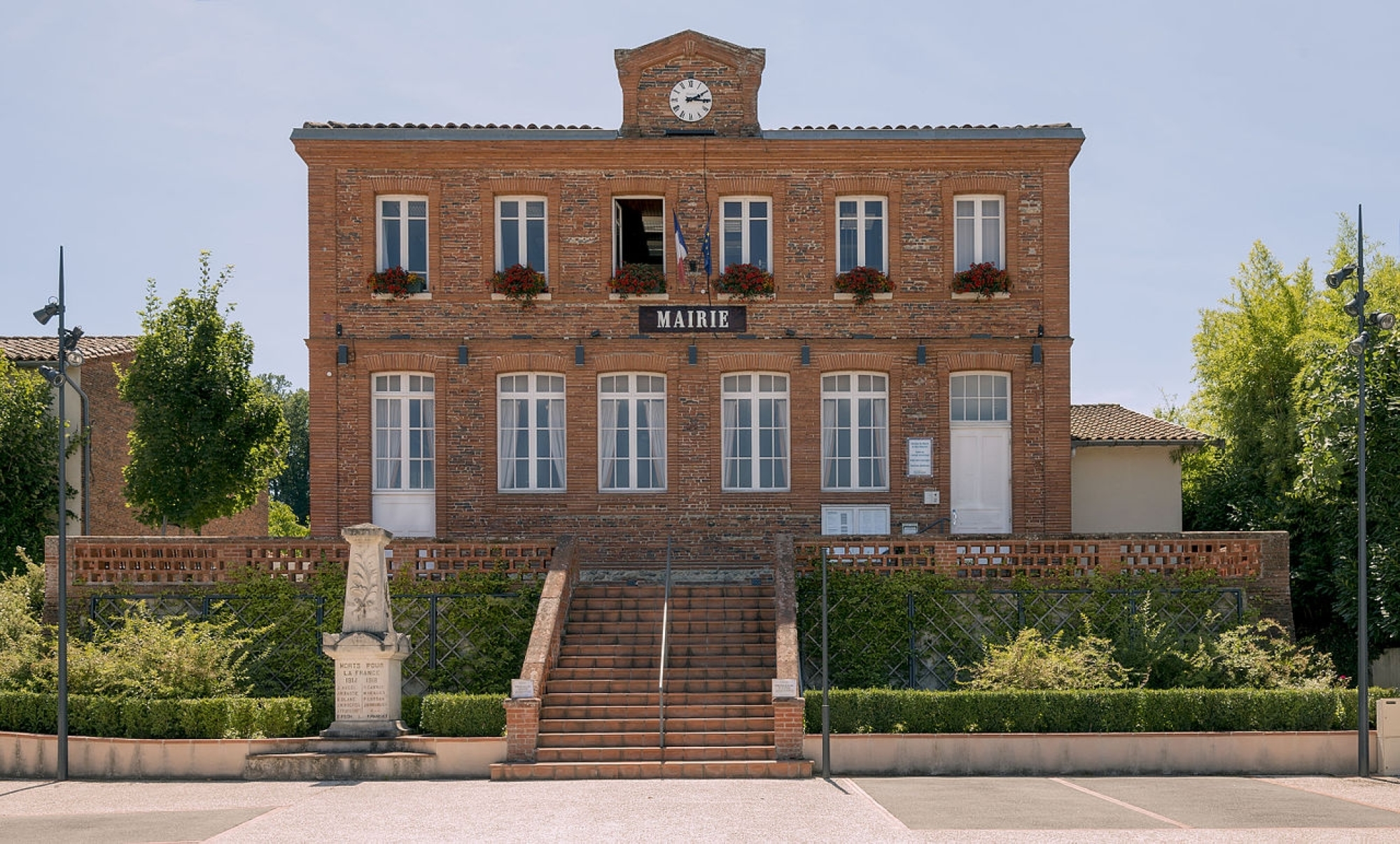 L'hôtel de ville de Montrabé et son architecture toulousaine, composée de briquettes rouges