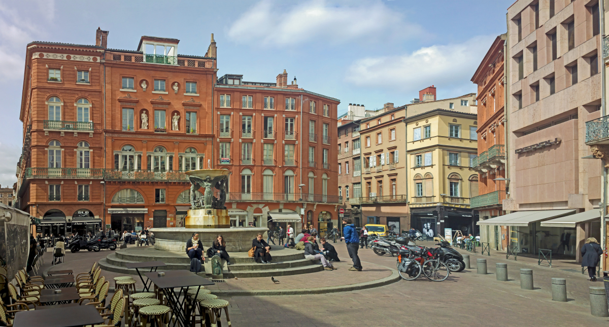 baisse du pouvoir d'achat, manque de logements à la location, la crise est multifactorielle à Toulouse. place des Carmes à Toulouse