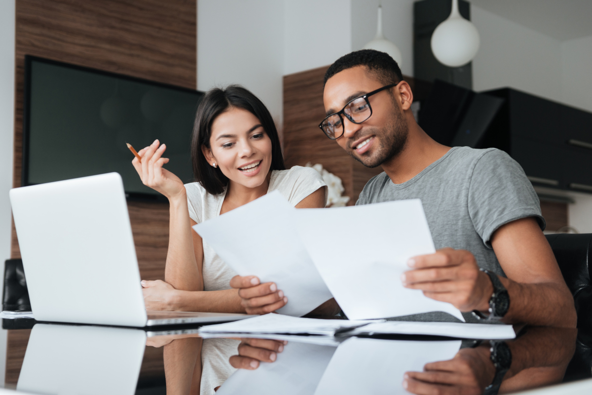 Quelles sont les informations qui figurent sur le contrat de réservation ? Un couple consulte son contrat de réservation