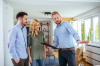 Investir ou acheter – Un couple de locataire qui visite un appartement