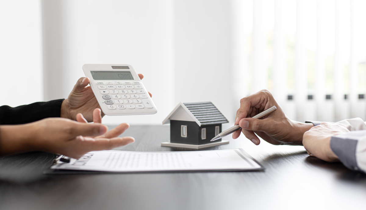 immobilier neuf toulouse - un notaire calculant les frais d'achat pour un logement neuf