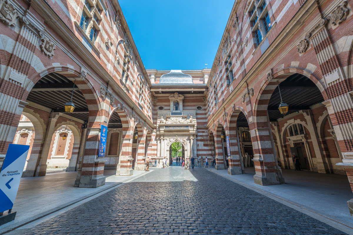 Vue la cour intérieure de la mairie de Toulouse