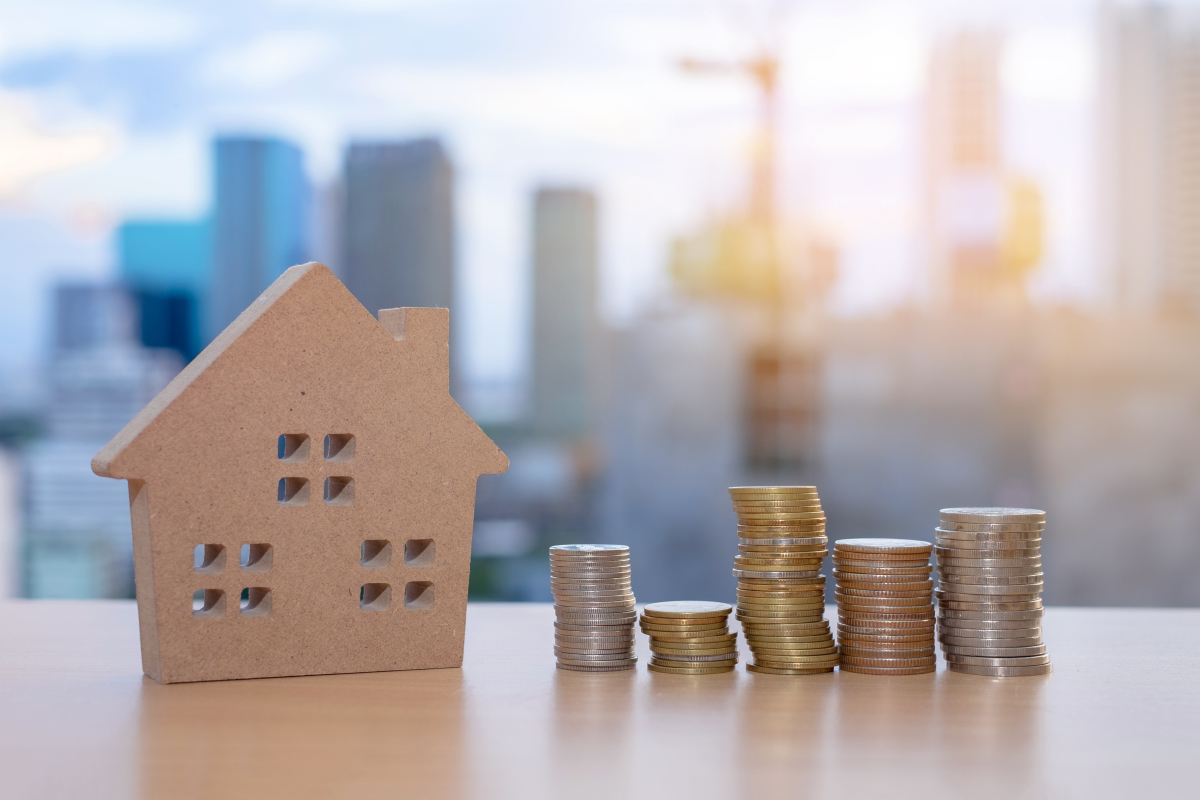 loi pinel 2021 - une maison et des pièces de monnaies symbolisant l'épargne immobilière