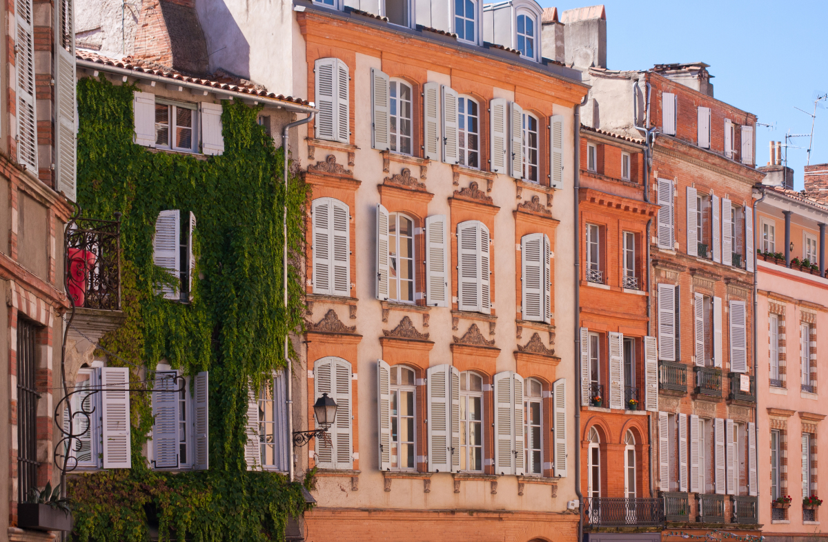 Vue sur les immeubles de la place Sainte-Scarbes à Toulouse