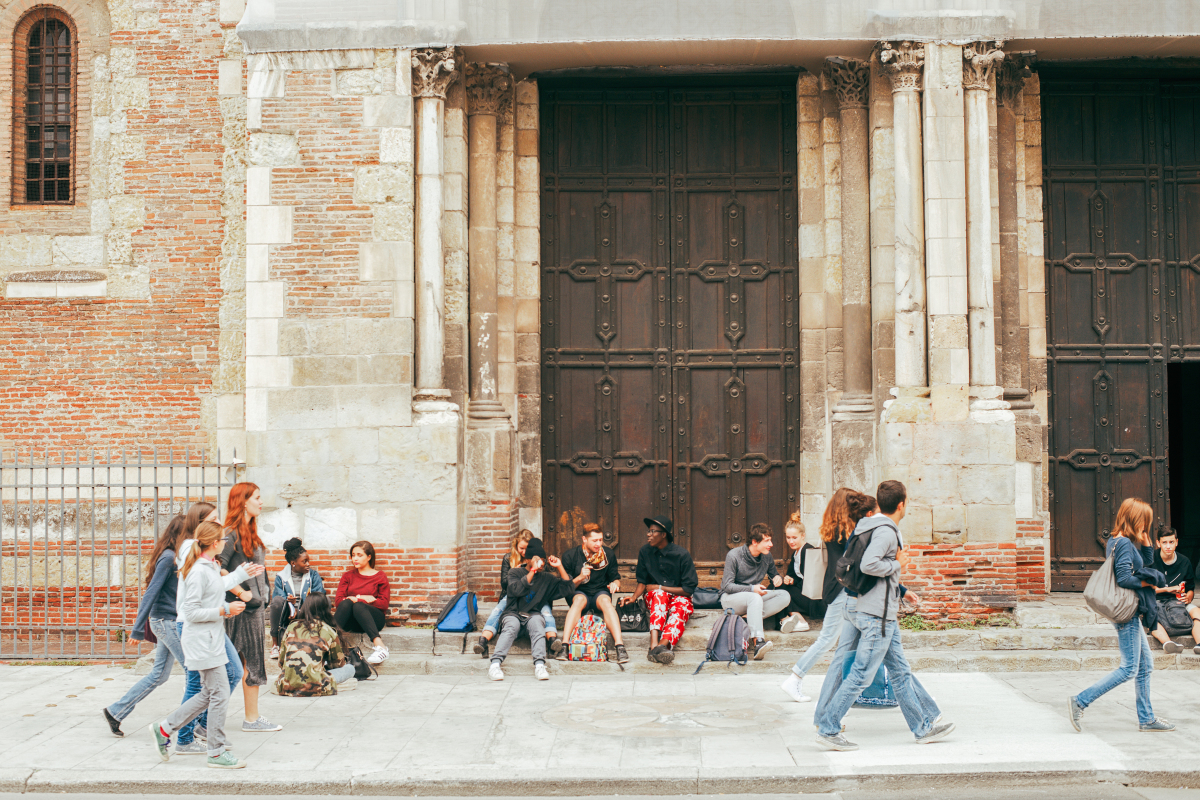  achat studio neuf Toulouse – Des étudiants en train de marcher dans la rue à Toulouse 