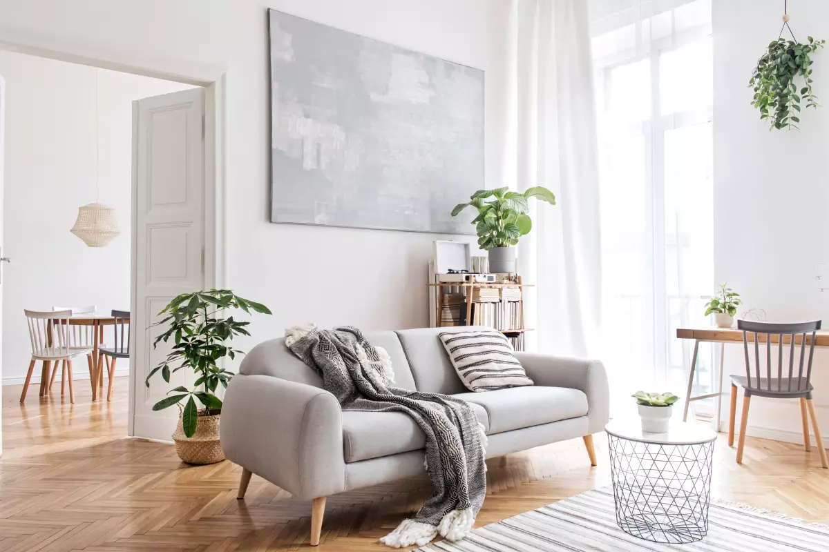 Le parquet sera mis en valeur par la lumière naturelle et les pièces spacieuses home staging – un salon mis en valeur