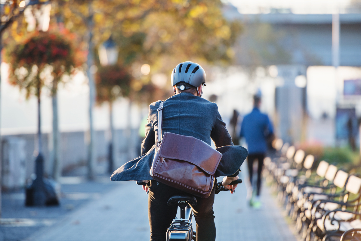 un homme fait du vélo de dos