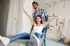aide à la rénovation énergétique - un couple heureux en train de rénover leur logement grâce à France Rénov’