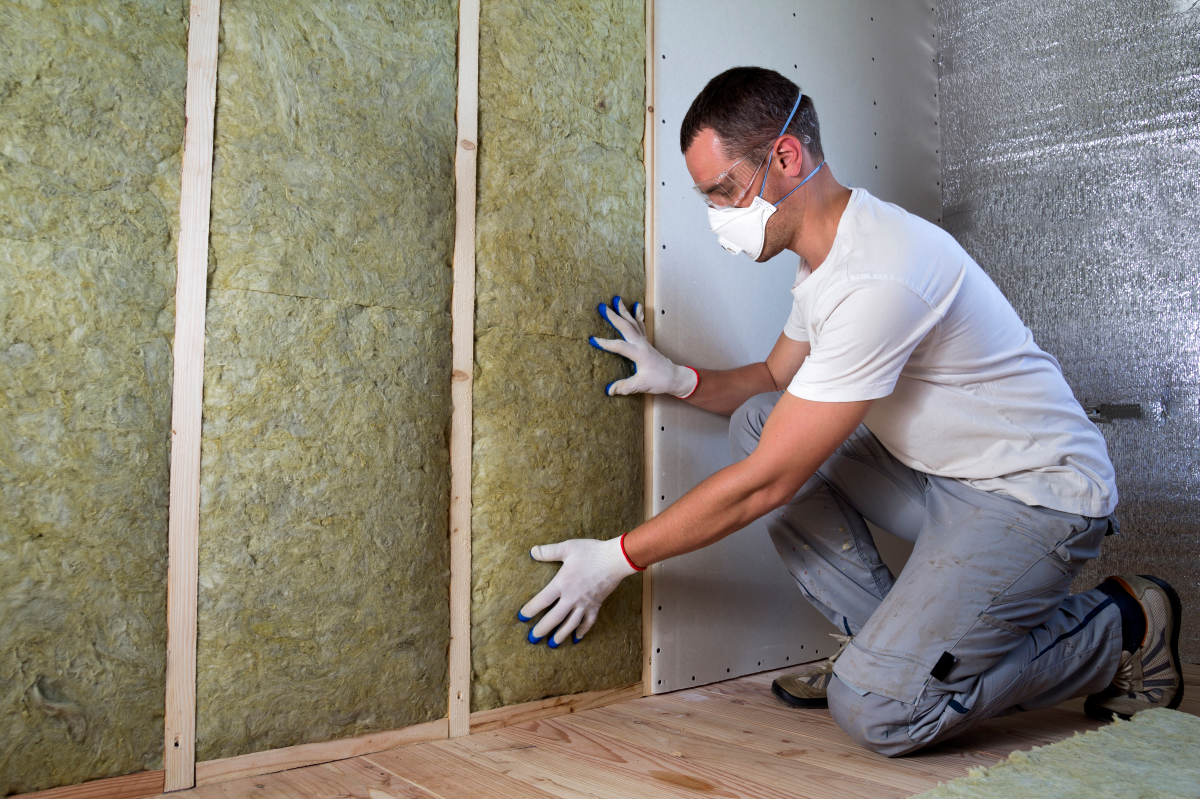 Un homme fait des travaux dans un logement