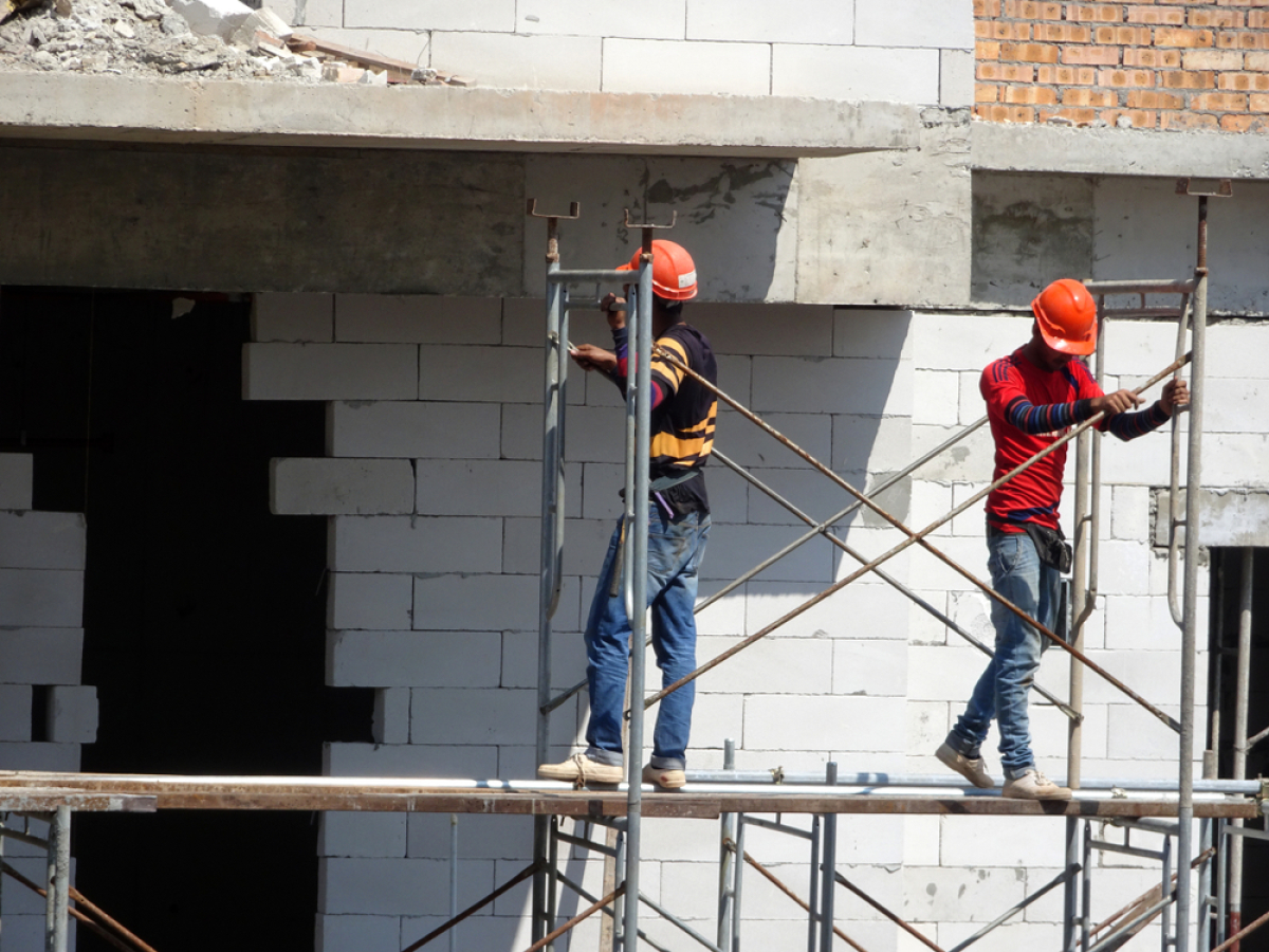 la crise impacte le secteur de la construction. des ouvriers sur un chantier