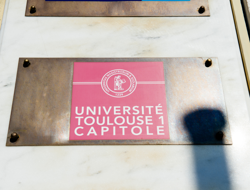 investir à Toulouse - la plaque de l'université Toulouse 1 Capitole et son logo