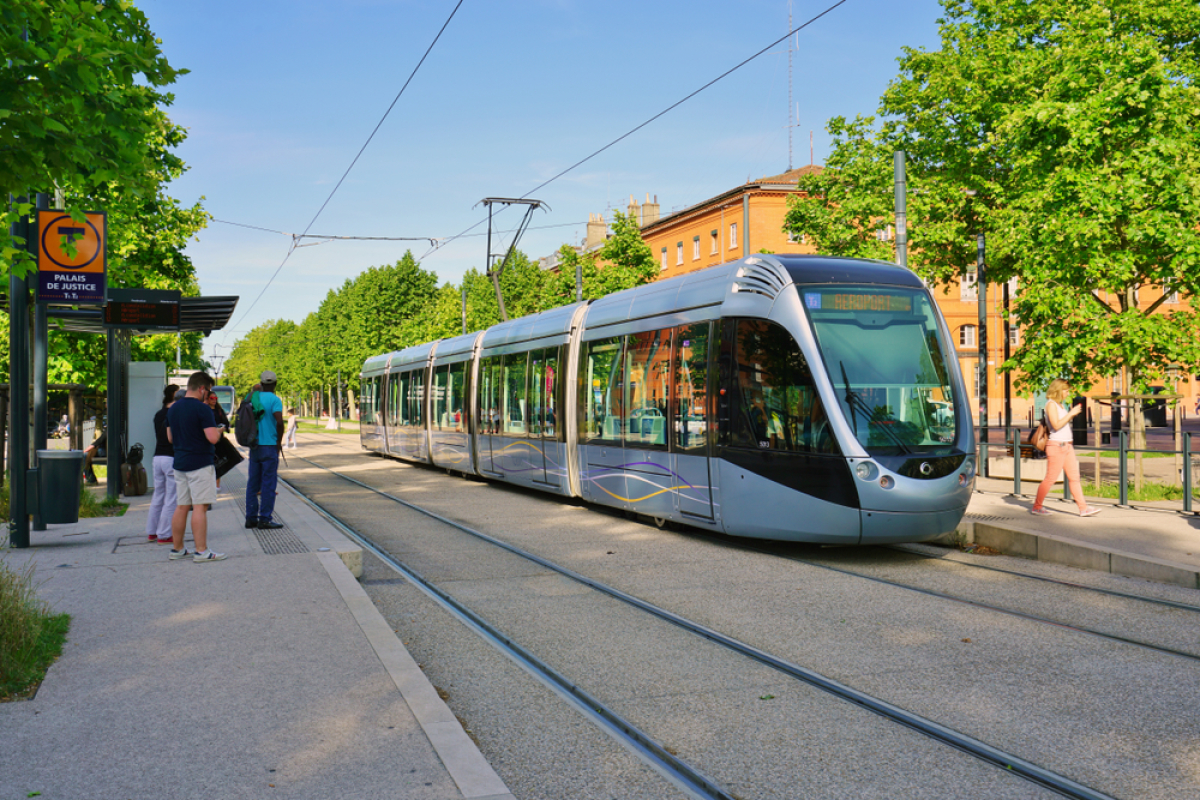 Transport public Toulouse – vue sur le tramway à Toulouse Palais de Justice