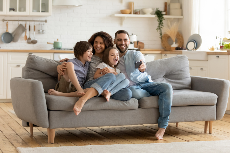 Investir ou acheter – une famille heureuse dans leur maison
