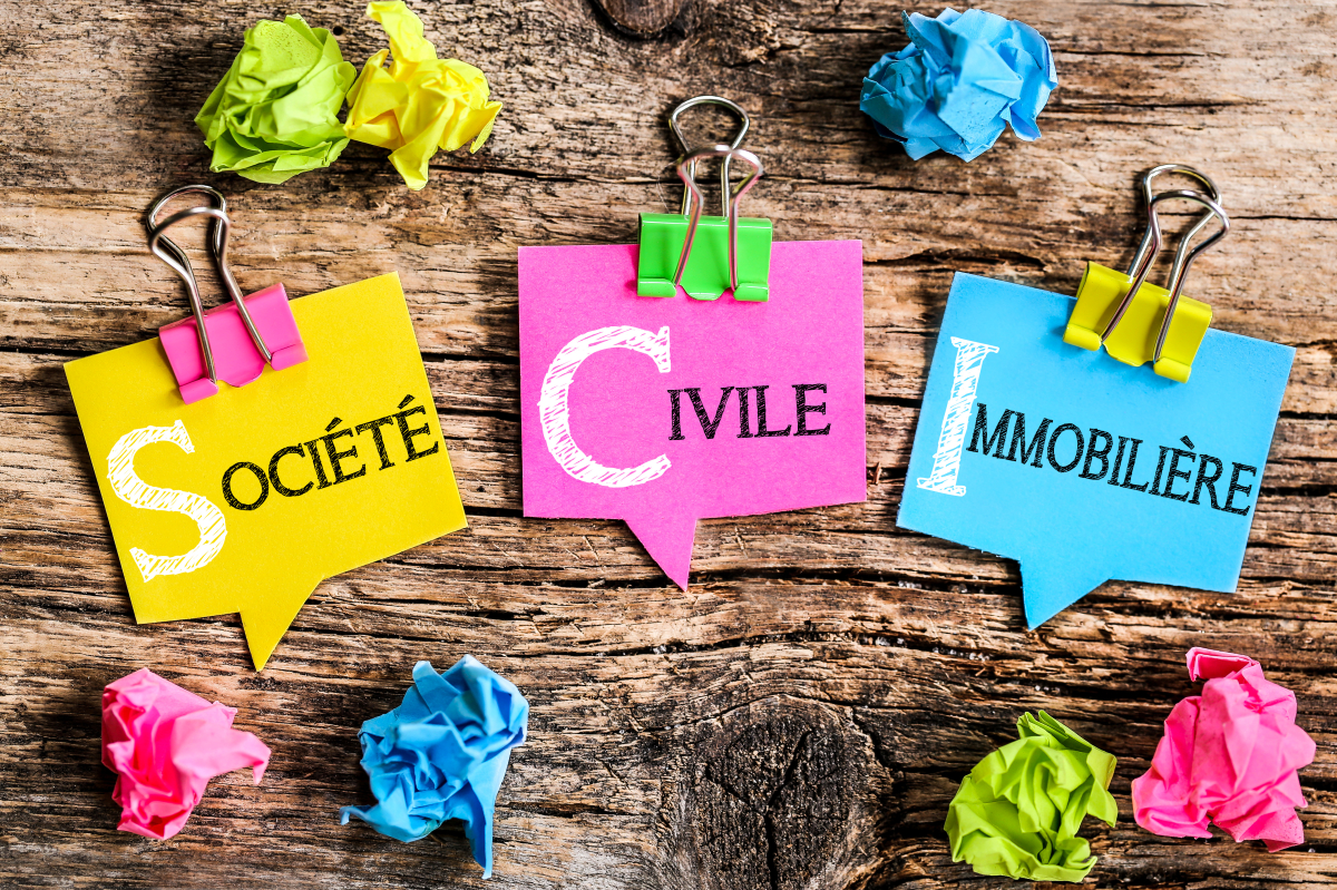 la SCI est une solution avantageuse pour la transmission de biens immobiliers. des postits colorés avec inscrit SCI