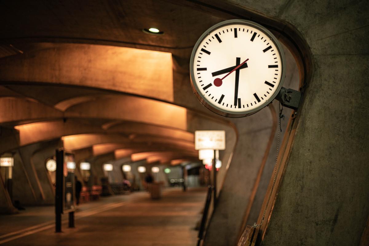  Gare Toulouse Matabiau – Horloge indiquant l’heure dans un passage souterrain d’une gare