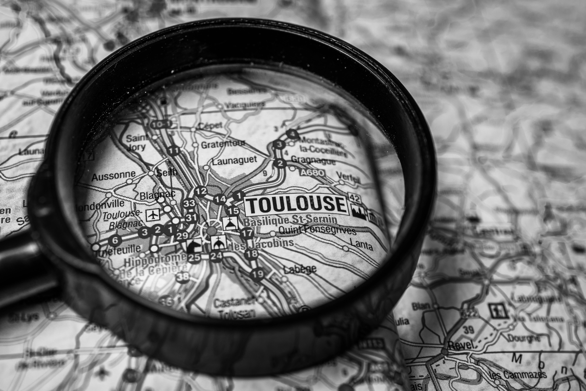 Logement neuf Toulouse – Une loupe pointant sur Toulouse