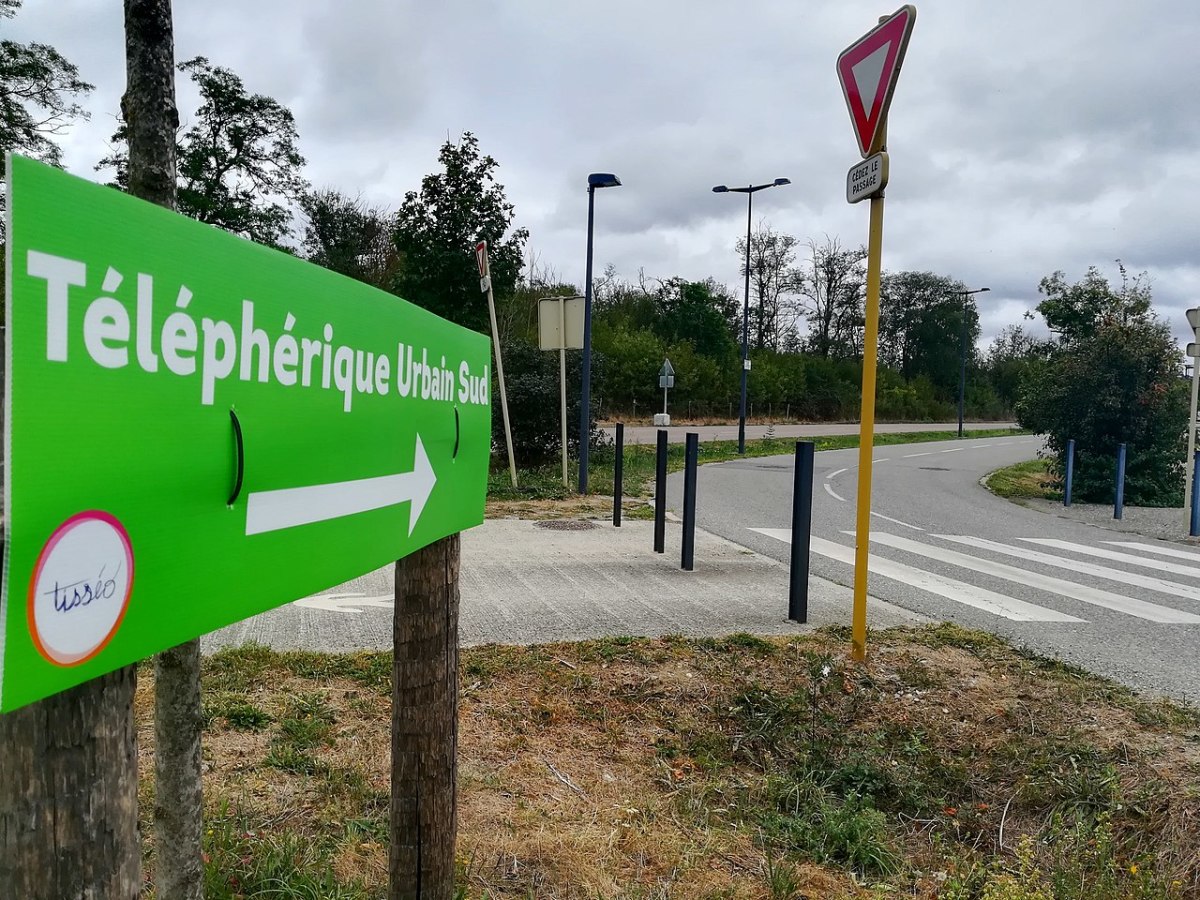 L’immobilier neuf à Lafourguette – Un panneau indiquant les travaux de construction du Téléphérique Urbain Sud