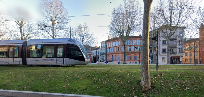 Immobilier neuf Toulouse Saint-Michel – vue sur le passage du tramway sur les allées Jules Guesde