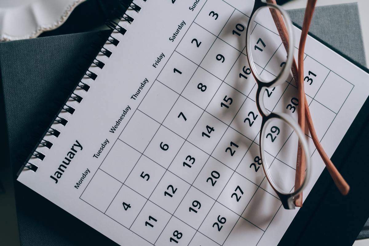 calendrier posé sur un bureau avec une paire de lunettes