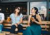 La Cartoucherie Toulouse – Deux femmes dans un bar en train de boire un verre
