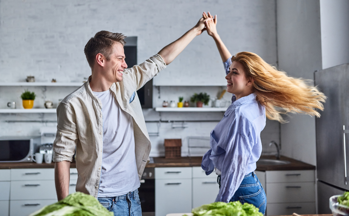 un couple qui danse dans son salon