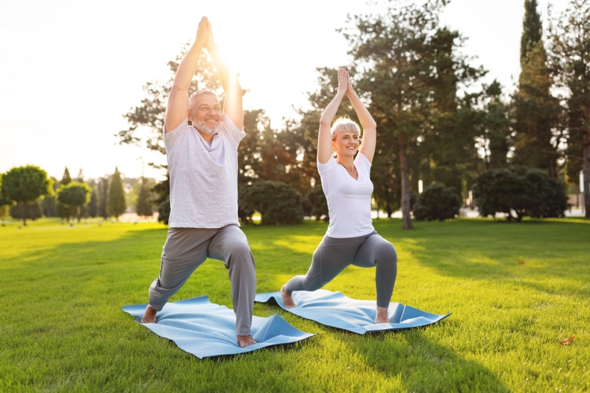le confort des seniors est de plus en plus prise en compte dans la conception des logements neufs mais également dans l'adaptation de logements anciens. des personnes âgées en pleine séances de yoga