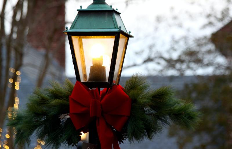 Plan sobriété énergétique - Un lampadaire allumé à la période de Noël