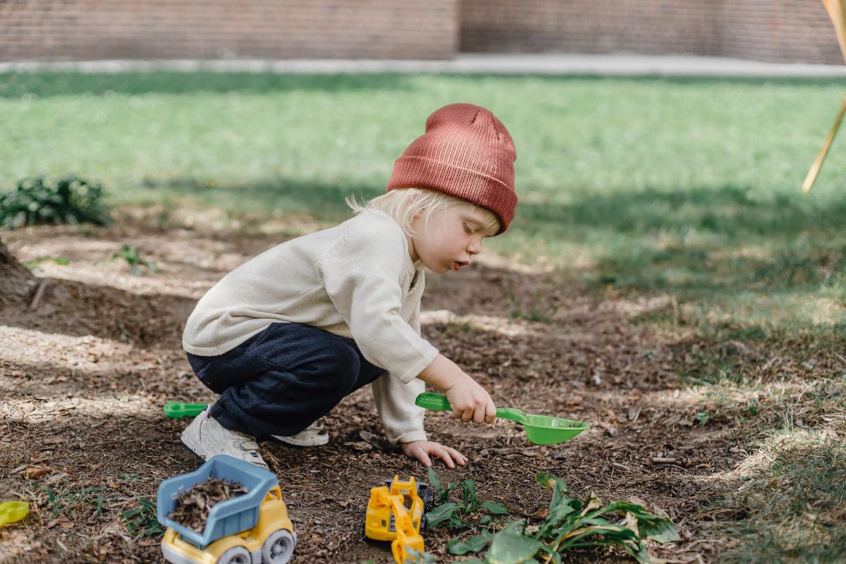  Où acheter une maison autour de Toulouse – Un enfant en train de s’amuser dans un jardin