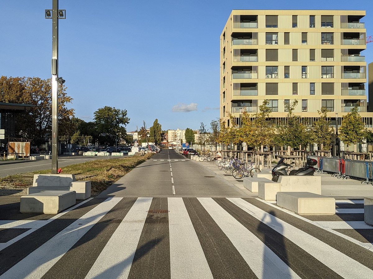 vue sur l'avenue de l'Aérodrome à Montaudran