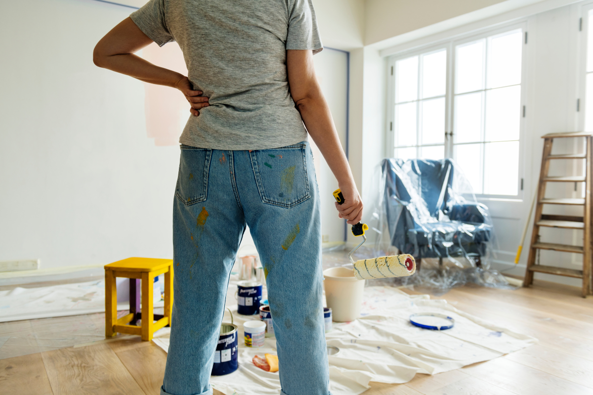 certains travaux sont defiscalisables en copro, d'autres non. une personne de dos qui fait des travaux chez lui