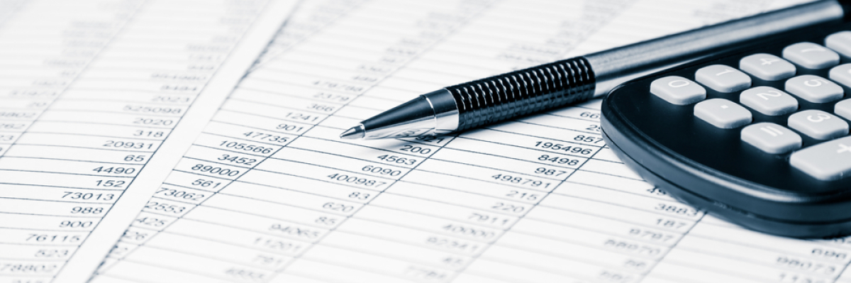 Appel de fonds VEFA — Un stylo et une calculatrice posés sur des documents de comptabilité