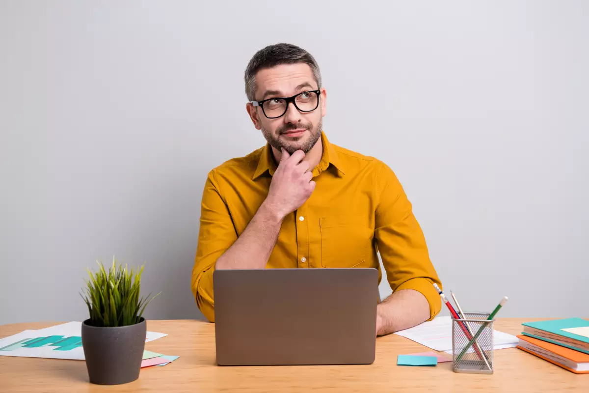 Tout comprendre à la garantie de parfait achèvement Homme interrogateur sur son ordinateur
