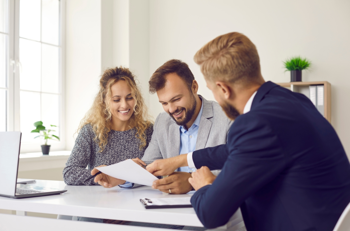 une majorité d'achat immobilier de résidence principale se fait en couple en France. un couple signe un contrat avec un banquier