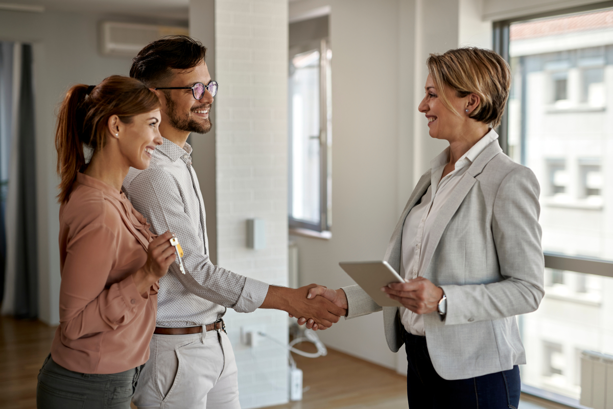 Aides achat premier logement — Un couple de locataires en visite