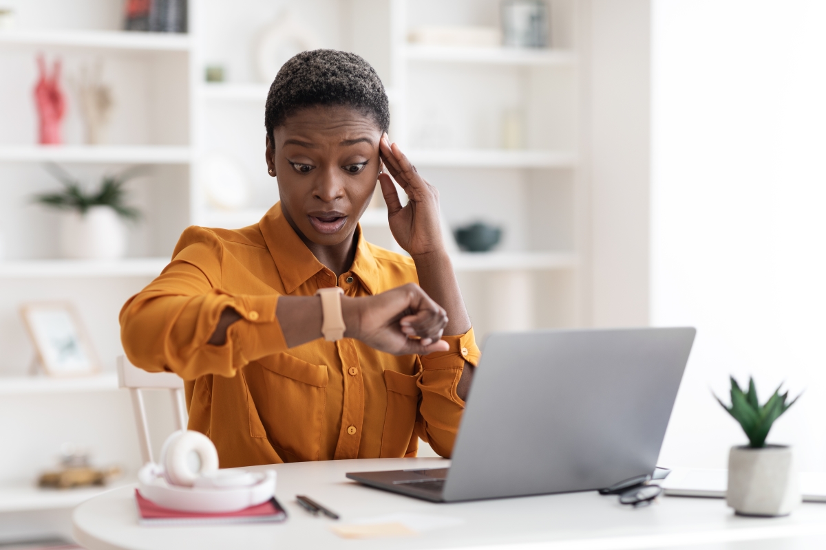 Le courtier en immobilier neuf vous permet de gagner du temps une femme inquiète du temps qui passe regarde sa montre