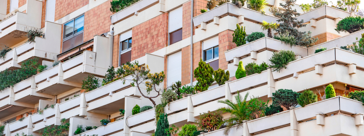 vue sur les balcons d’une résidence des années 70 à Toulouse