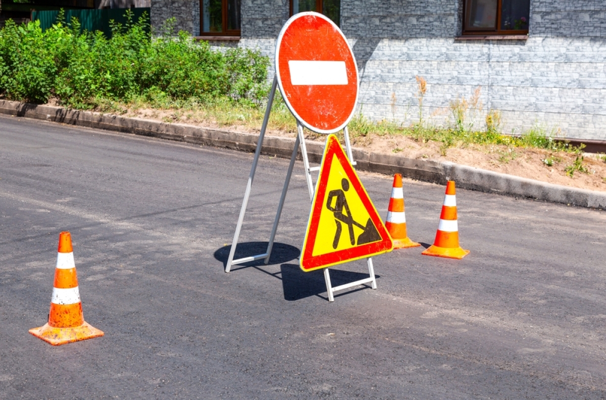les travaux d'agrandissement ne peuvent être déduits des impôts. panneaux travaux et interdiction sur la chaussée